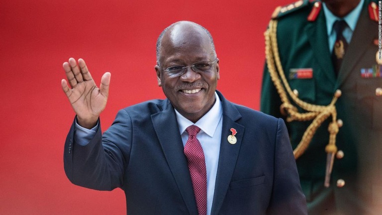 タンザニアのマグフリ大統領は、同国が新型コロナを克服したと演説した/MICHELE SPATARI/AFP/AFP via Getty Images